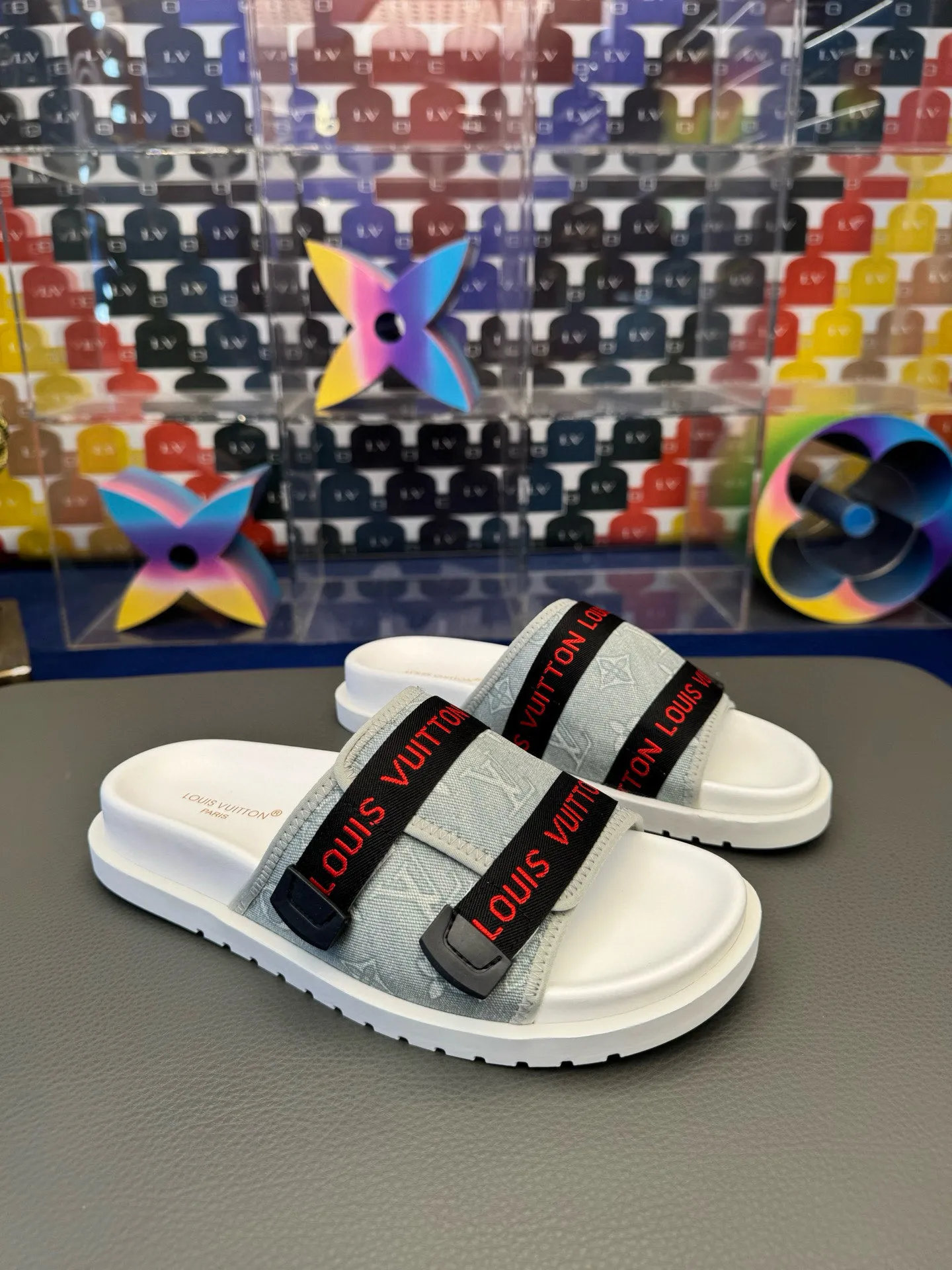 [L Home] P: 340💰Size: 38-45 Top purchasing lv men's summer slippers, classic presbyopia with soft real leather lining, unique color splicing effect, distinctive personality, fashionable and trendy essential style, light and comfortable. Lightweight and tough rubber insole, micro ridged foam outsole, super comfortable!